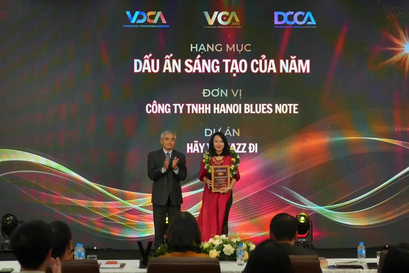 Chị Quỳnh Phạm nhận giải Dấu ấn sáng tạo của năm tại VCA 2026
