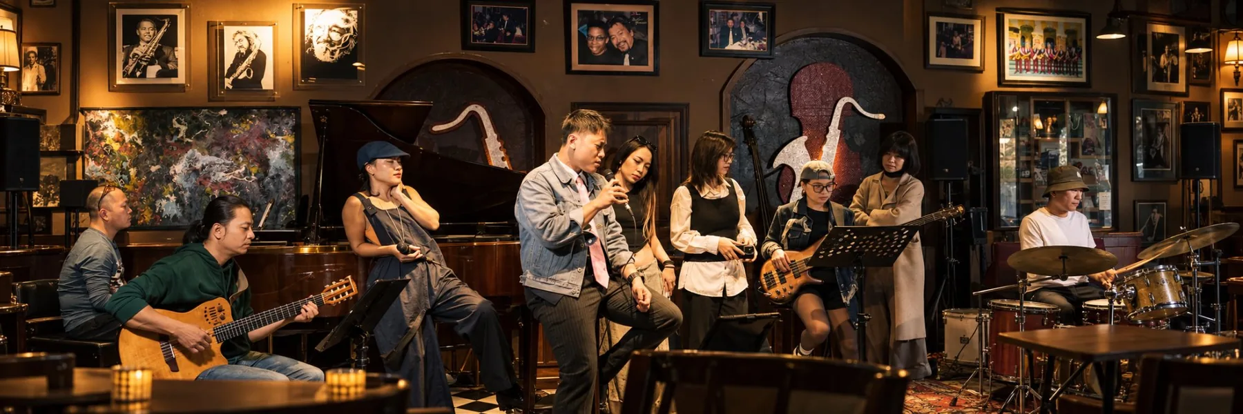 Các nghệ sĩ Hanoi Blues Note cùng chơi nhạc trong một jazz club