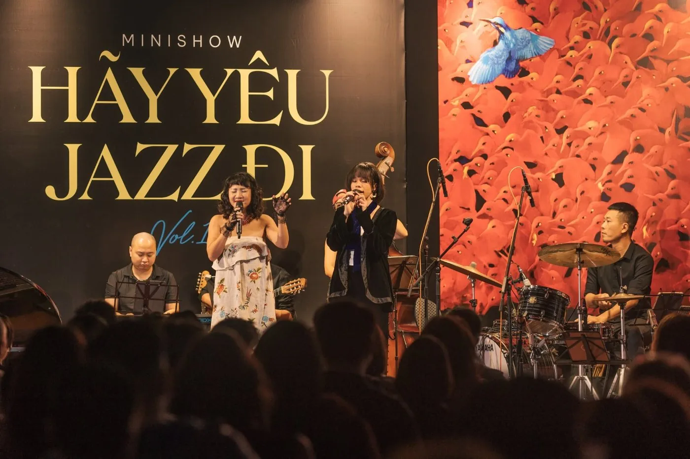 Quỳnh Phạm và ban nhạc trên sân khấu minishow Hãy Yêu Jazz Đi Vol.1